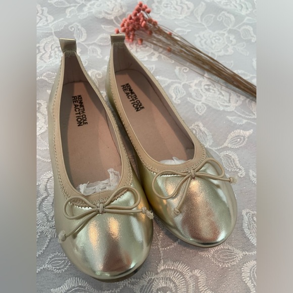 NWT Girls Kenneth Cole Metallic Flats - Picture 5 of 5